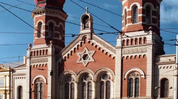 Velká synagoga je postavena v novorománském slohu s maurskými prvky podle plánů vídeňského architekta Maxe Fleischera, přepracovaných plzeňským stavitelem Emanuelem Klotzem. Stavba probíhala v letech 1888 až 1892. Jde o monumentální architekturu se dvěma 45metrovými věžemi a trojlodní dispozicí.