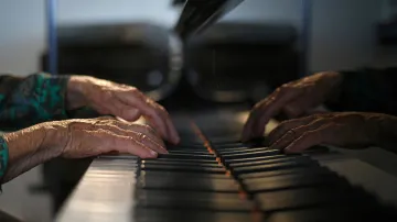 Pařížská pianistka Colette Maze hraje na klavír i ve 106 letech. S hudebním nástrojem začínala, když jí byly čtyři roky