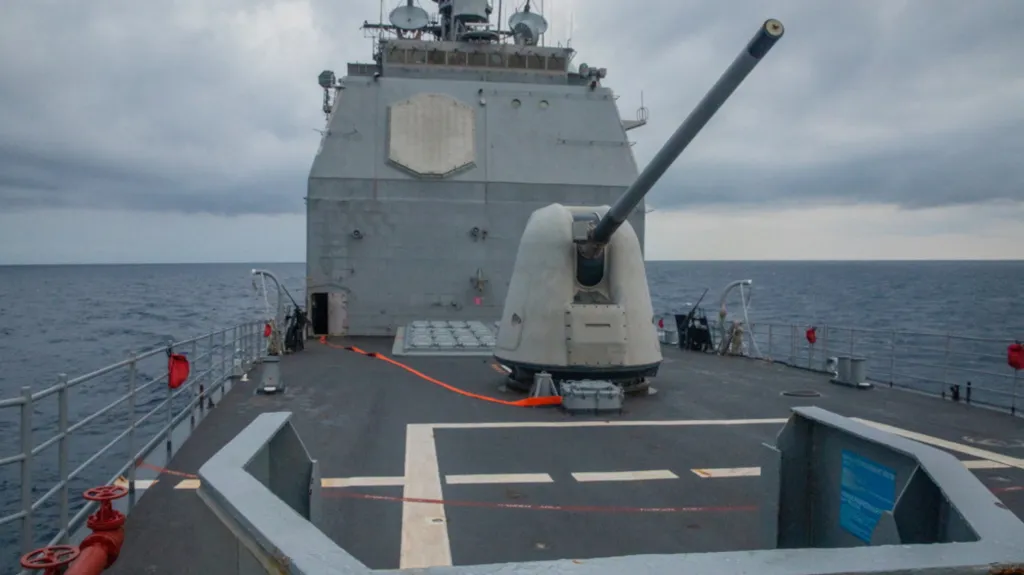Americký křižník  USS Antietam v Tchajwanském průlivu