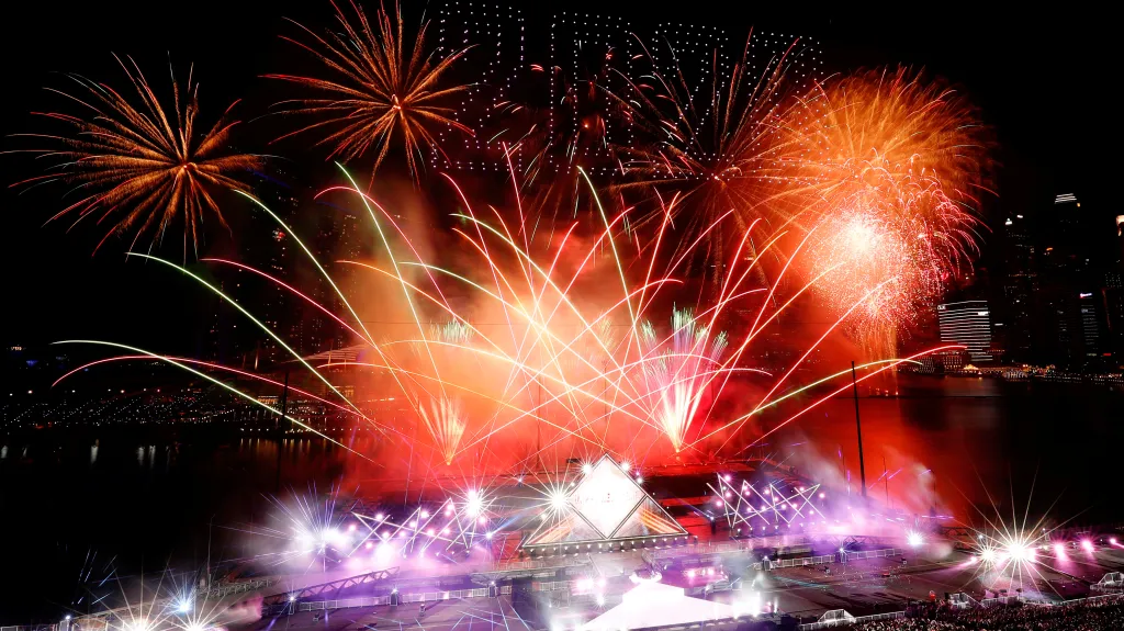 Ohňostroj nad přístavem Marina během silvestrovských oslav v Singapuru 1. ledna 2020