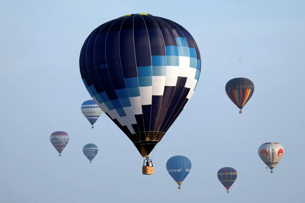 U tohoto typu létání nelze přesně určit, kam balon poletí a kde přistane. Pilot si vybírá místo pro vzlet dle rychlosti a směru větru. Směr letu se dá ovlivnit do určité míry manévrováním v různých výškových hladinách. Vítr unášející balon totiž nefouká ve všech výškách stejným směrem. Zhruba po hodině letu pilot vybere vhodné místo pro přistání, nad které pomalu klesá a přistane