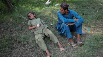 Afgháncům po zemětřesení dochází jídlo i léky