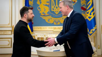 Ukrajinský prezident Volodymyr Zelenskyj (vlevo) se setkal s náměstkem ministra obrany USA Danem Driscollem v Kyjevě (20. listopadu 2025)