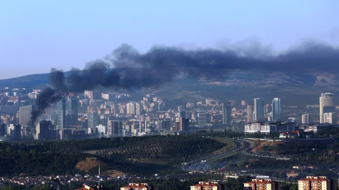 Stoupající kouř z míst poblíž prezidentského paláce v turecké Ankaře