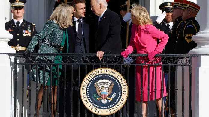 Francouzský a americký prezidentský pár v Bílém domě