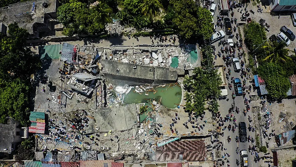 Následky zemětřesení na Haiti, které postihlo jih země, může zkomplikovat příchozí tropická bouře. Fotografie ukazují situaci ve městech Les Cayes a Saint-Louis-du-Sud