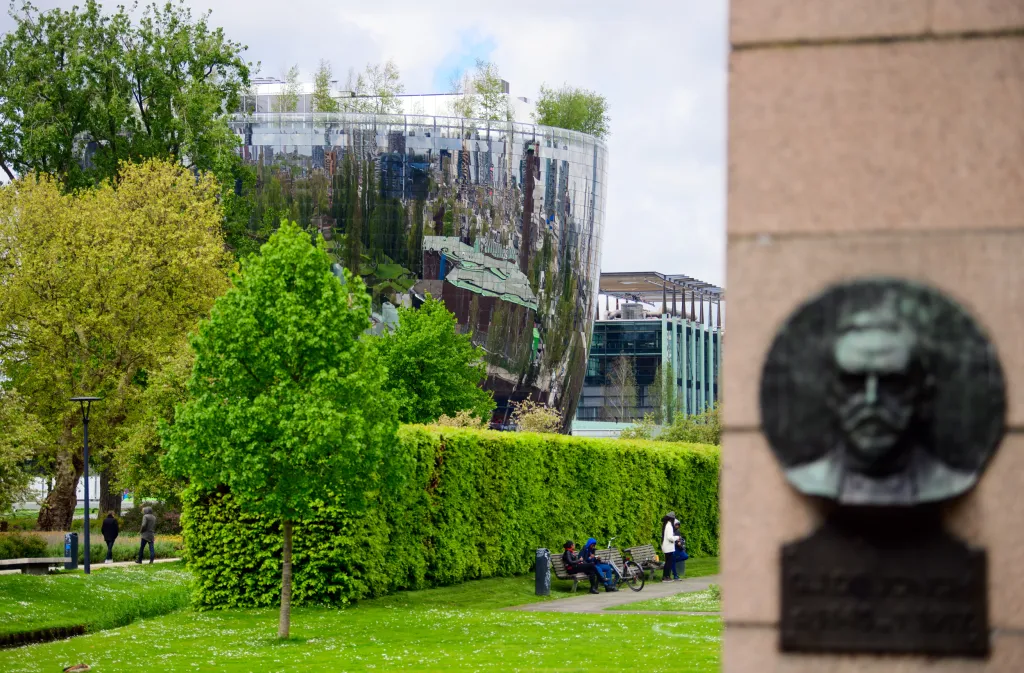Novou budovou muzea, která nese přezdívku zrcadlová miska, dostavuje Museum Boijmans Van Beuningen v Rotterdamu