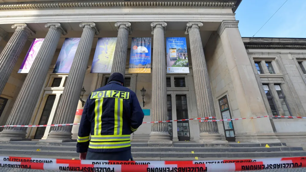 Policie před vykradeným muzeem v Drážďanech