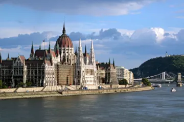 Krize drtí Maďarsko. Dopadne jako Island?