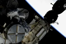Dva astronauti úspěšně vyměnili baterie na vnější straně vesmírné stanice