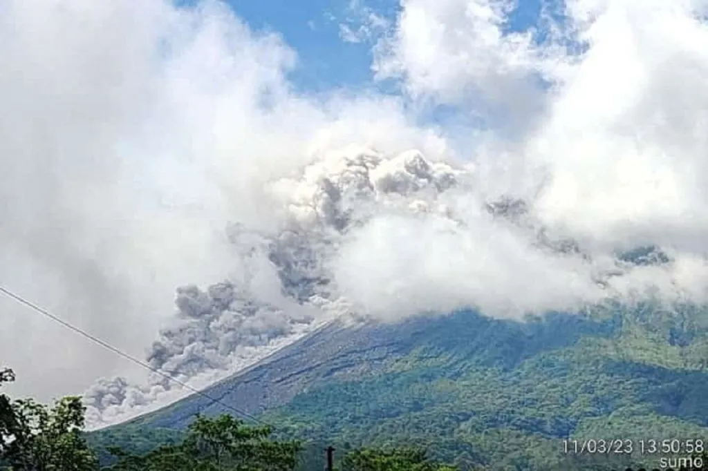 Indonéská sopka Merapi zuří. Své okolí přikryla povlakem sopečného popela