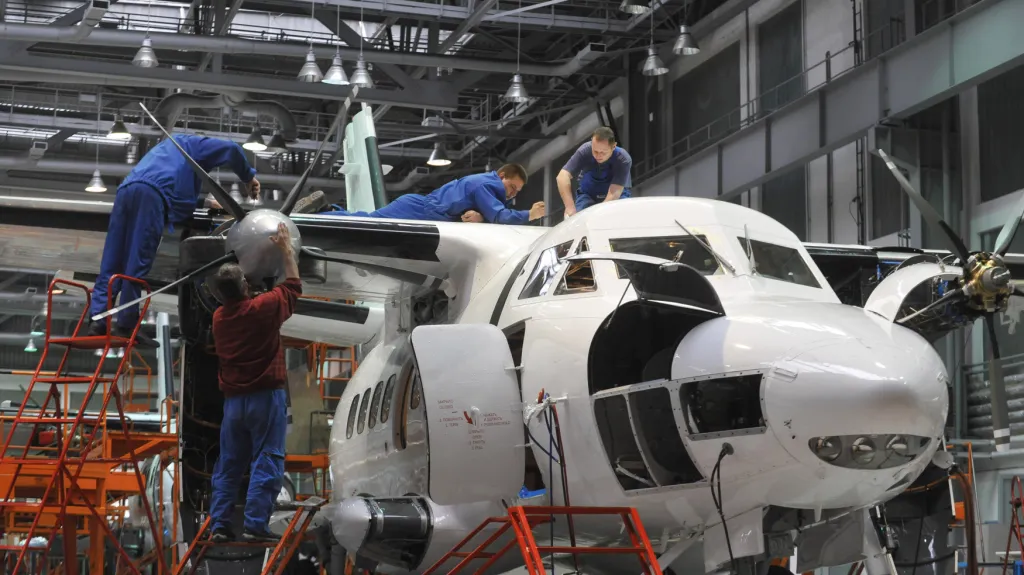 Omezení výroby v kunovické továrně na letadla trvá