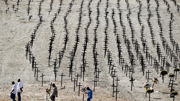 Kříže na místě masového hrobu obětí zemětřesení