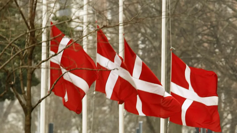 V Dánsku jsou vlajky spuštěny na půl žerdi