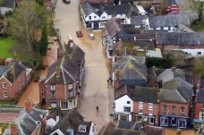 V Británii pokračují po bouři Dennis záplavy, nejméně jeden člověk zemřel