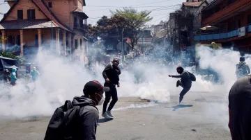 Protestující hází kanystry se slzným plynem zpět na policisty ve městě Antananarivo