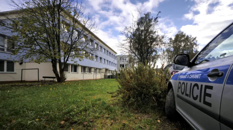 Policie u obchodní školy ve Žďáru nad Sázavou