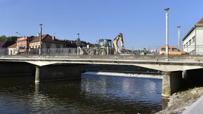 Opravy Podklášterského mostu začaly v květnu demolicí