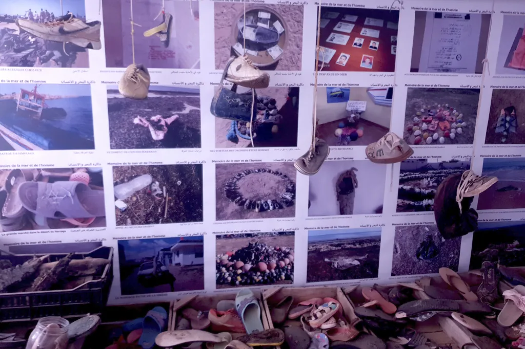 Na hřbitově se nachází fotogalerie, která dokumentuje postupy při pátrání po obětech a ukazuje jejich osobní předměty