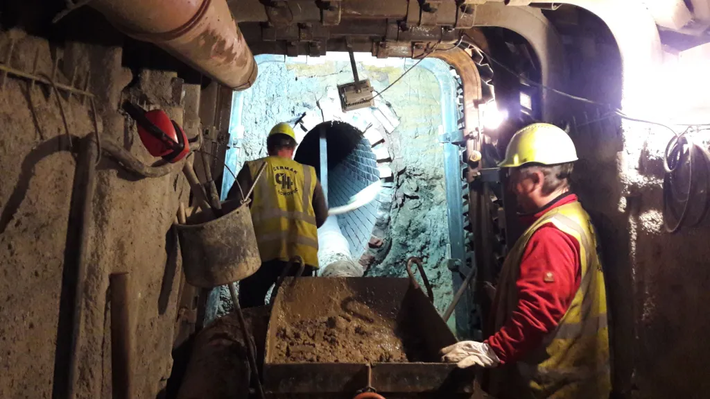 Pracovníci PVK opravují kanalizační stoku, která se propadla ve Vysočanské ulici