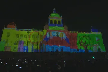 Prahu jako místo, které tvoří hlavně lidé, představil novoroční videomapping. Nad Folimankou byl ohňostroj