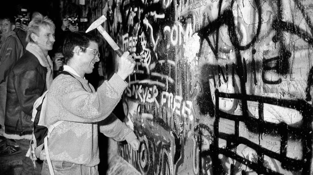 Němci 9. listopadu 1989 rozbíjejí Berlínskou zeď