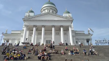 Hlavní katedrála v Helsinkách. Místní i turisté posedávají na jejích schodech