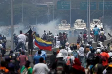 Guaidó vyzval armádu a lid ke svržení venezuelské vlády. Obrněné vozy najížděly do demonstrantů