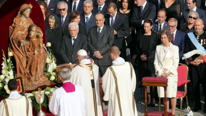 Papež František prohlásil za svaté bývalého papeže Pavla VI. a salvadorského arcibiskupa Óscara Romera
