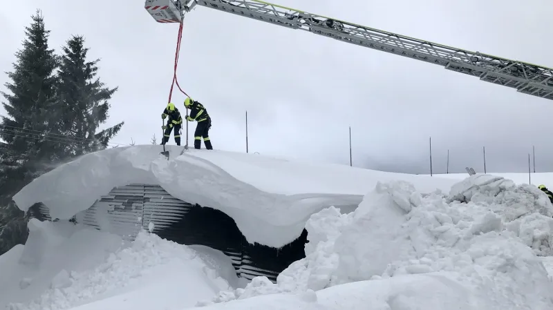 Těžký sníh prolomil střechu úpravny vody u Božího Daru
