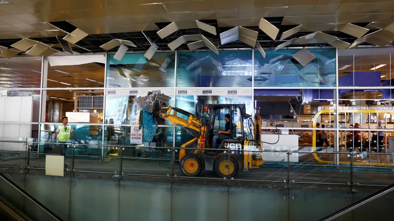 Úklid následků po útoku na Atatürkově letišti