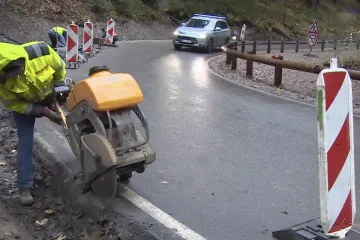 Silnice na Šerlich se podle kraje při opravě nezúžila. Autobusy se tam však nyní nevyhnou pluhům