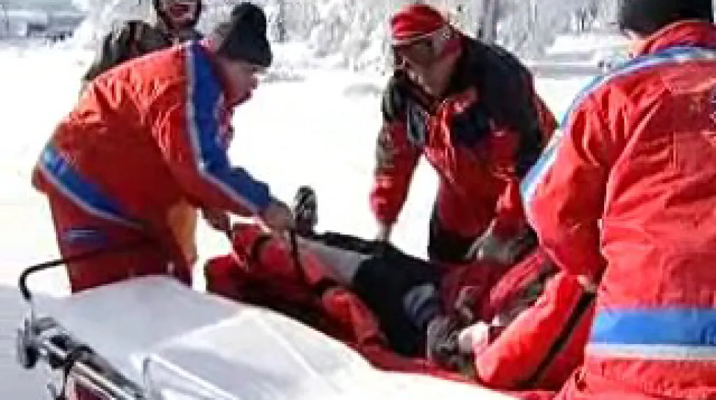 Lékaři u zraněného pacienta