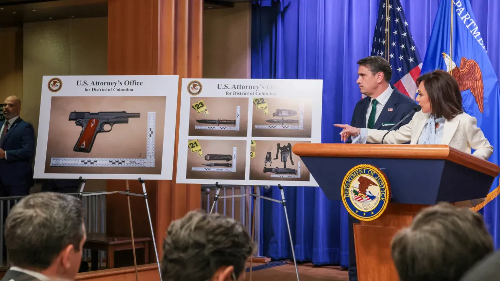 Snímek z tiskové konference ke střelbě na večeři novinářů s americkým prezidentem Donaldem Trumpem