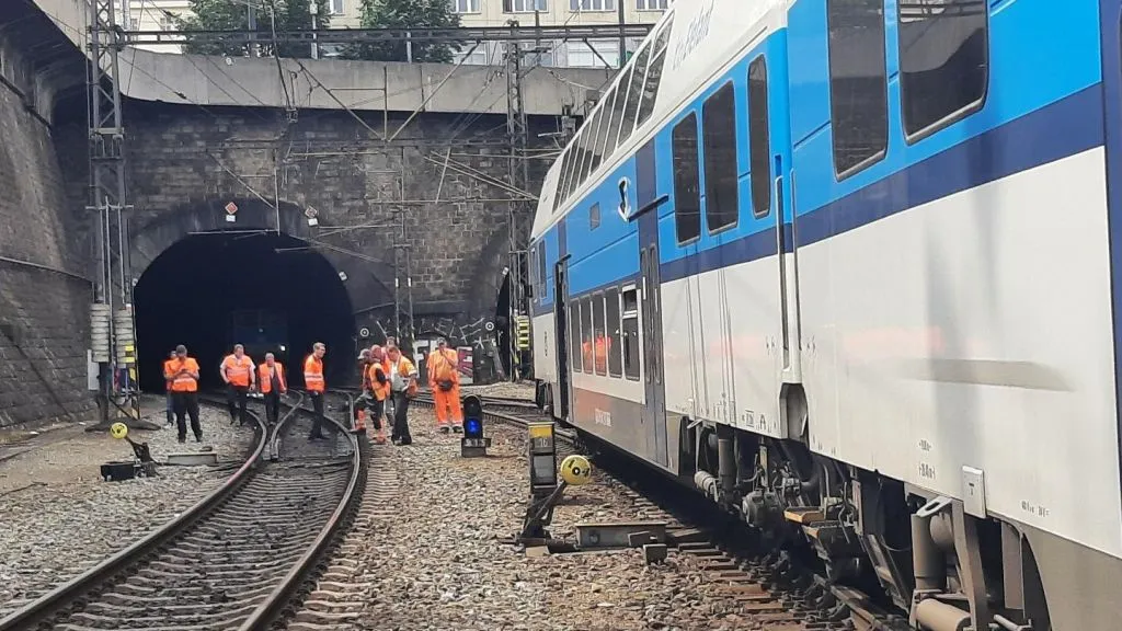 Na pražském hlavním nádraží se střetl osobní vlak s posunovací lokomotivou