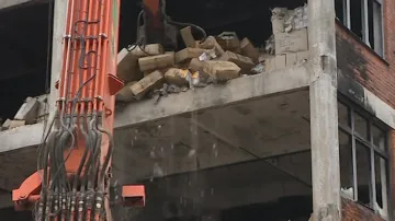 Demolice vyhořelé 103. budovy