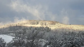 Zasněžené kopce poblíž obce Brumov-Bylnice na Zlínsku