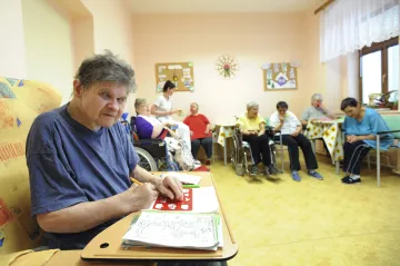 Ombudsmanka: Domovy pro lidi se zdravotním postižením se stále podobají spíš ústavům 