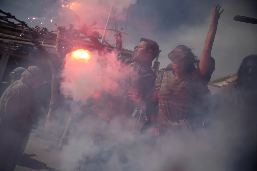 Účastníci moučné války v řeckém městě Galaxidi na takzvané Čisté pondělí