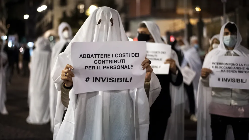 Majitelé obchodů, převlečení za duchy, demonstrují v Itálii proti zákazu vycházení a dalším