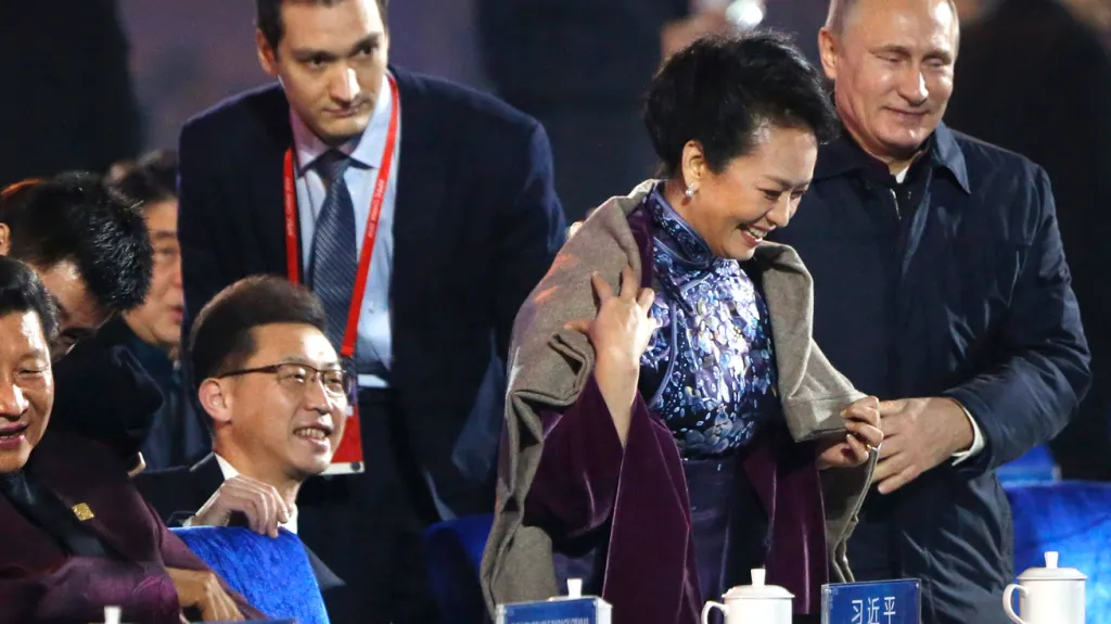 Vladimir Putin přehodil čínské první dámě přes ramena šál