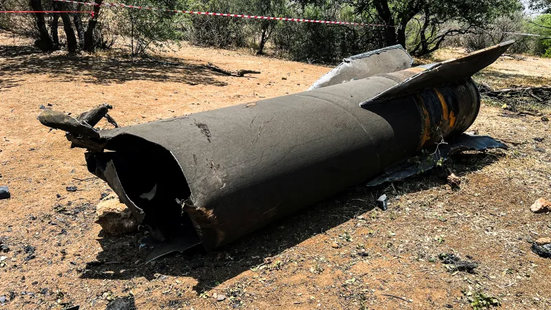 Zbytky íránské balistické rakety po útoku na Izrael (23. června 2025)