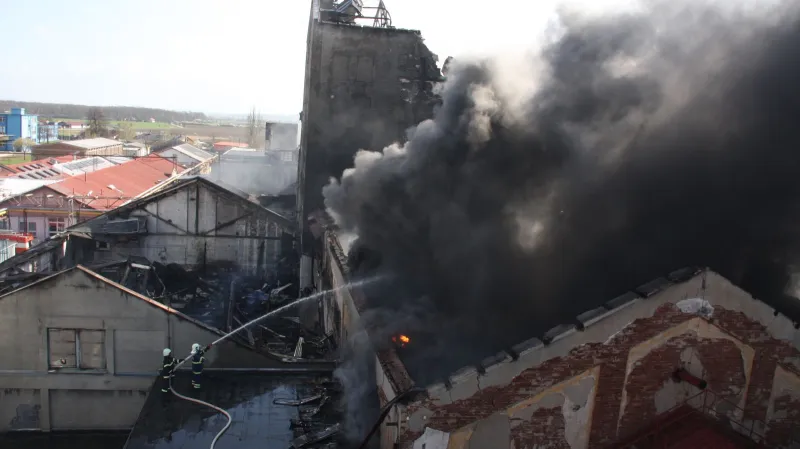 Požár výrobny plastů v Chropyni