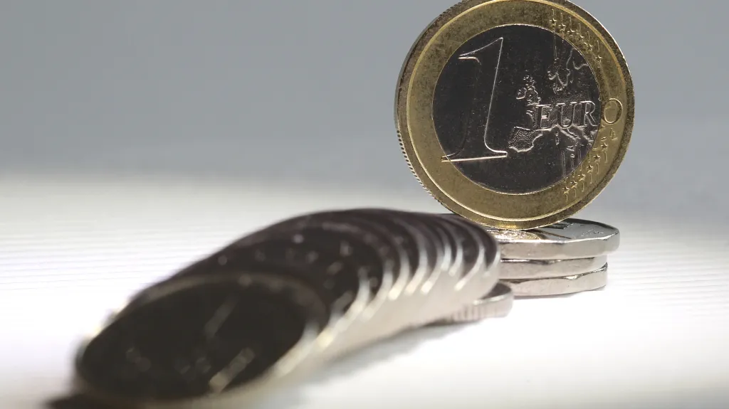 Kdy se bude v Česku platit eurem, stále není jisté