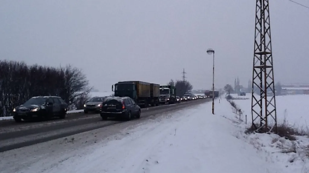 Na I/43 u Lysic se vytvořila patnáct kilometrů dlouhá kolona