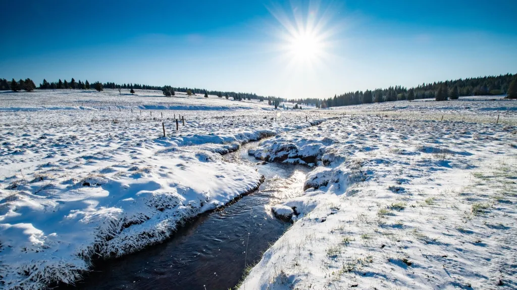 Zimní idylka v mrazové kotlině Rolava v Krušných horách  12. května ráno