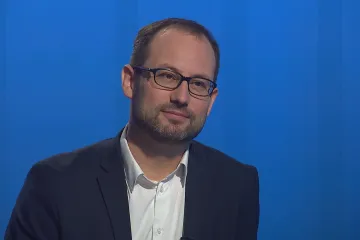 Babiš je zatížen svojí minulostí. Česko tím podle Farského postaví na druhou kolej 