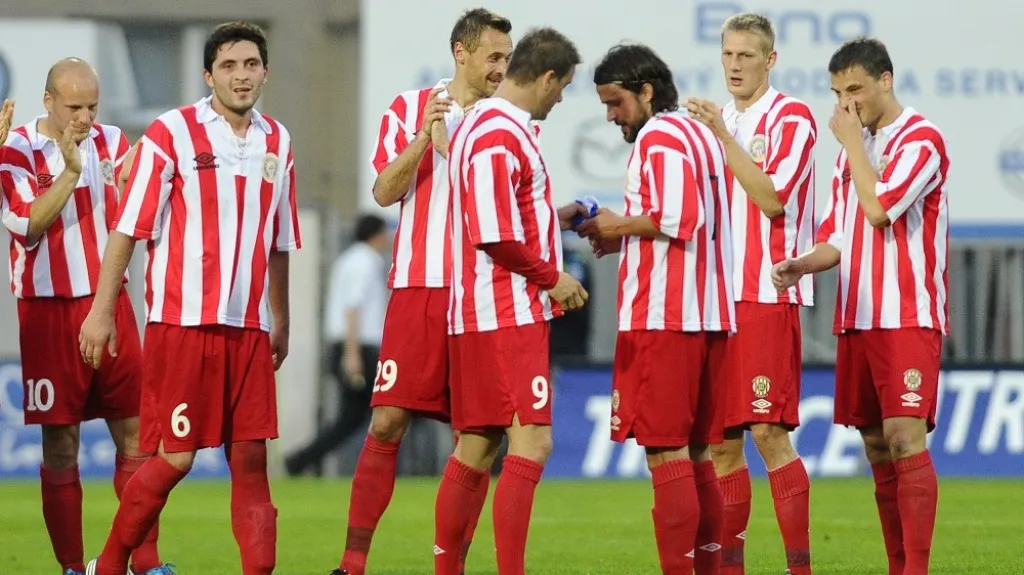 Petr Švancara předává kapitánskou pásku Pavlu Zavadilovi a definitivně končí ve Zbrojovce