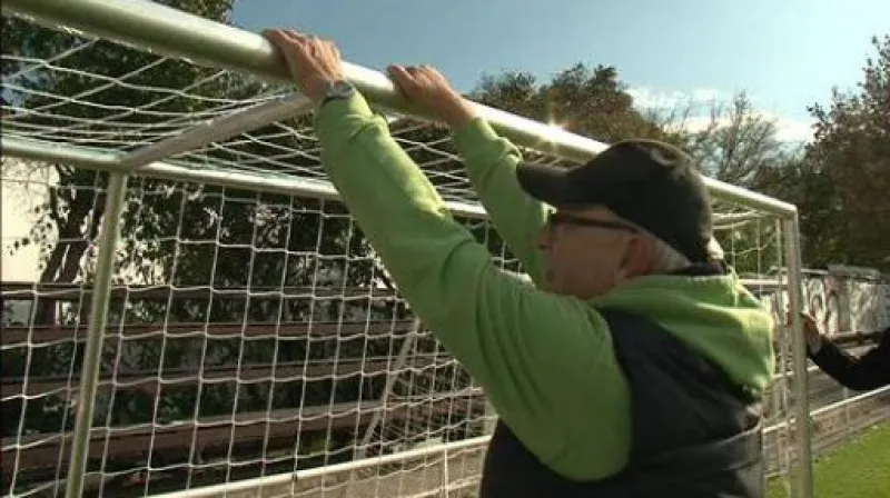 Správce hřiště Mojmír Fojt ukazuje, v čem je nová branka bezpečnější