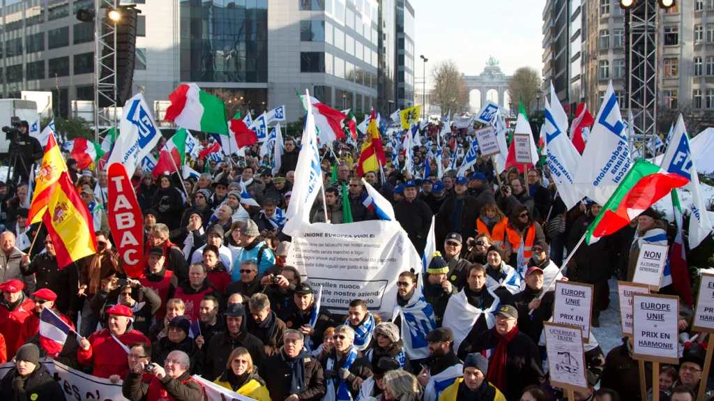 Demonstrace proti protikuřáckým opatřením
